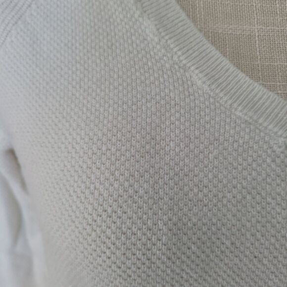 3/$15 Gap White V-Neck Textured Sweater Size XS - Picture 2 of 7